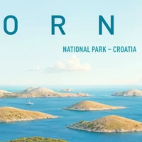 Zoom on the heart-shaped bay surrounded by rugged cliffs